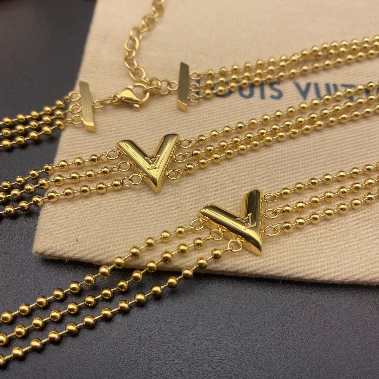 138 RMB Bracelet / 158 RMB Necklace